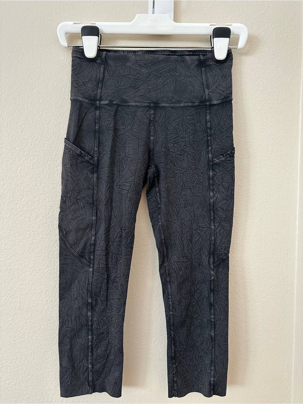 Lululemon Size 4 Crop Pocket Legging
